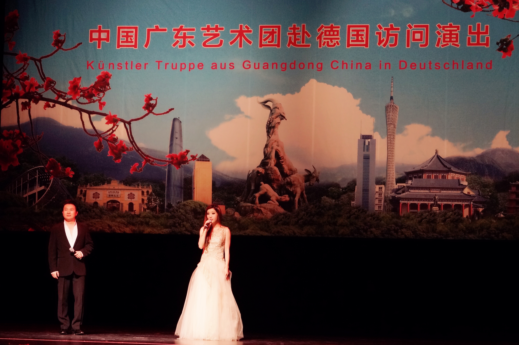 我院歌唱演員吳哲銘和易葳隨團赴德演出