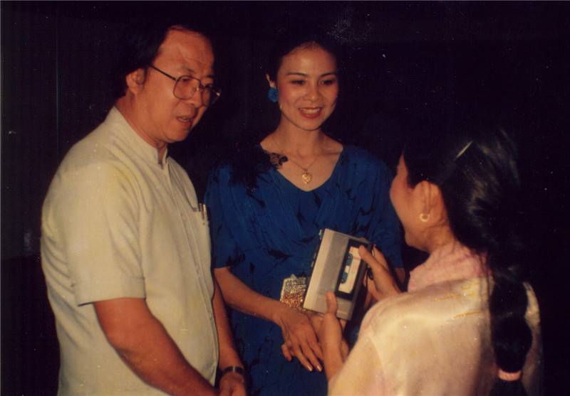 舞蹈演員溫明珠赴泰國演出接受當?shù)赜浾卟稍L