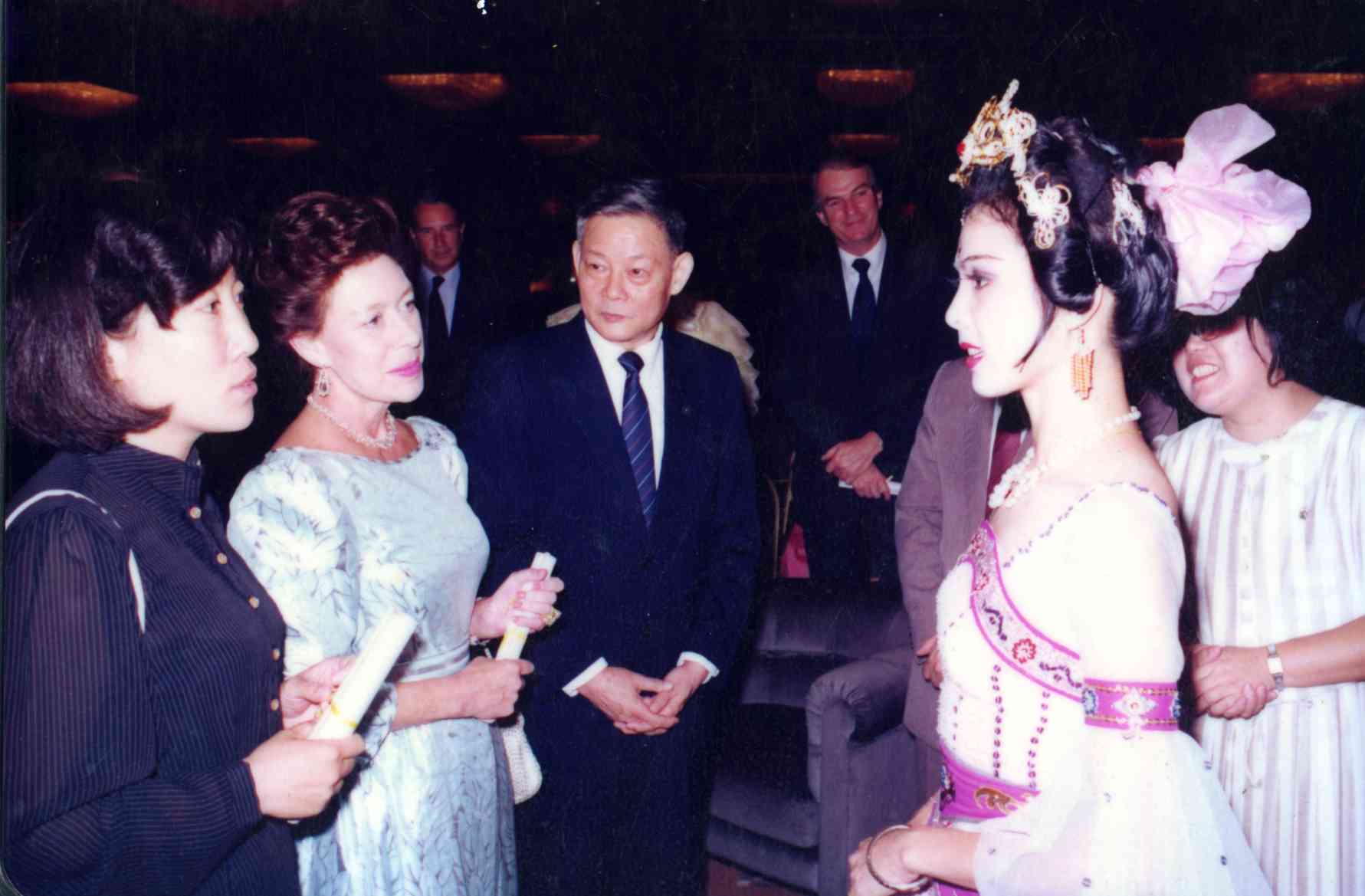 溫明珠與省領(lǐng)導(dǎo)葉選平以及英女王妹妹交談